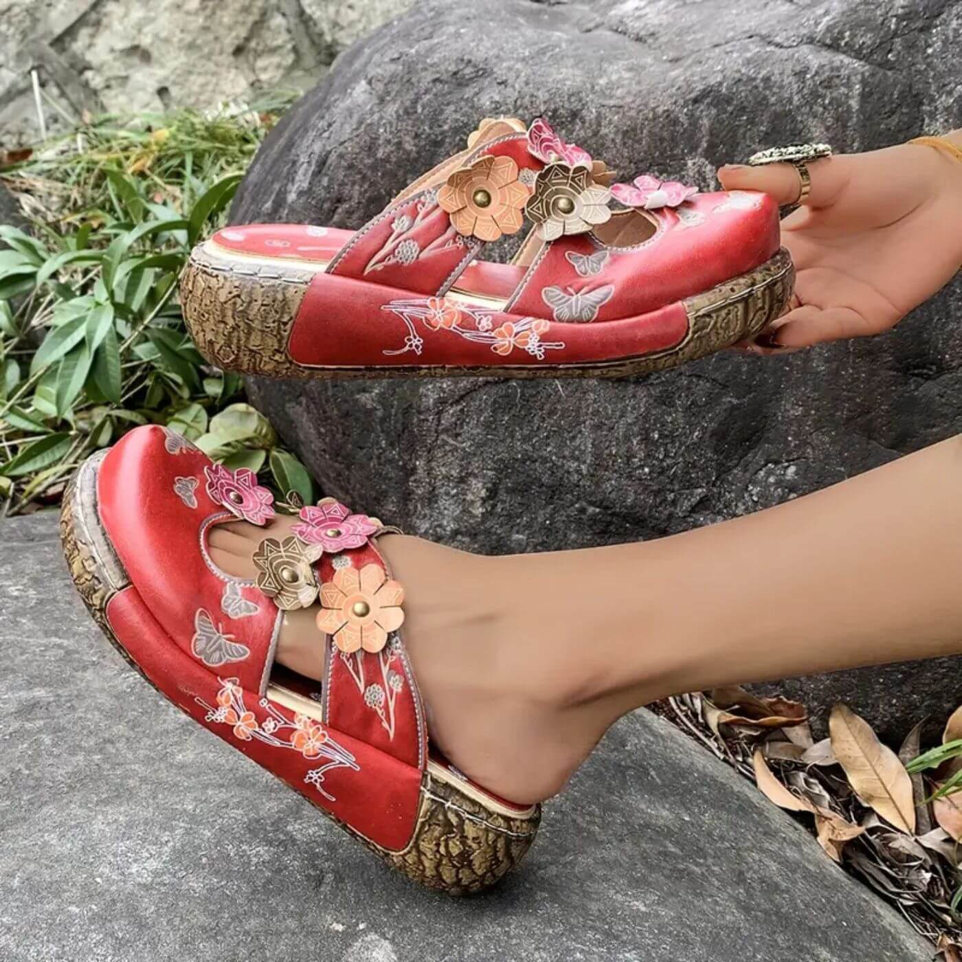Juliette™ – Vintage Red Blossom Sandals